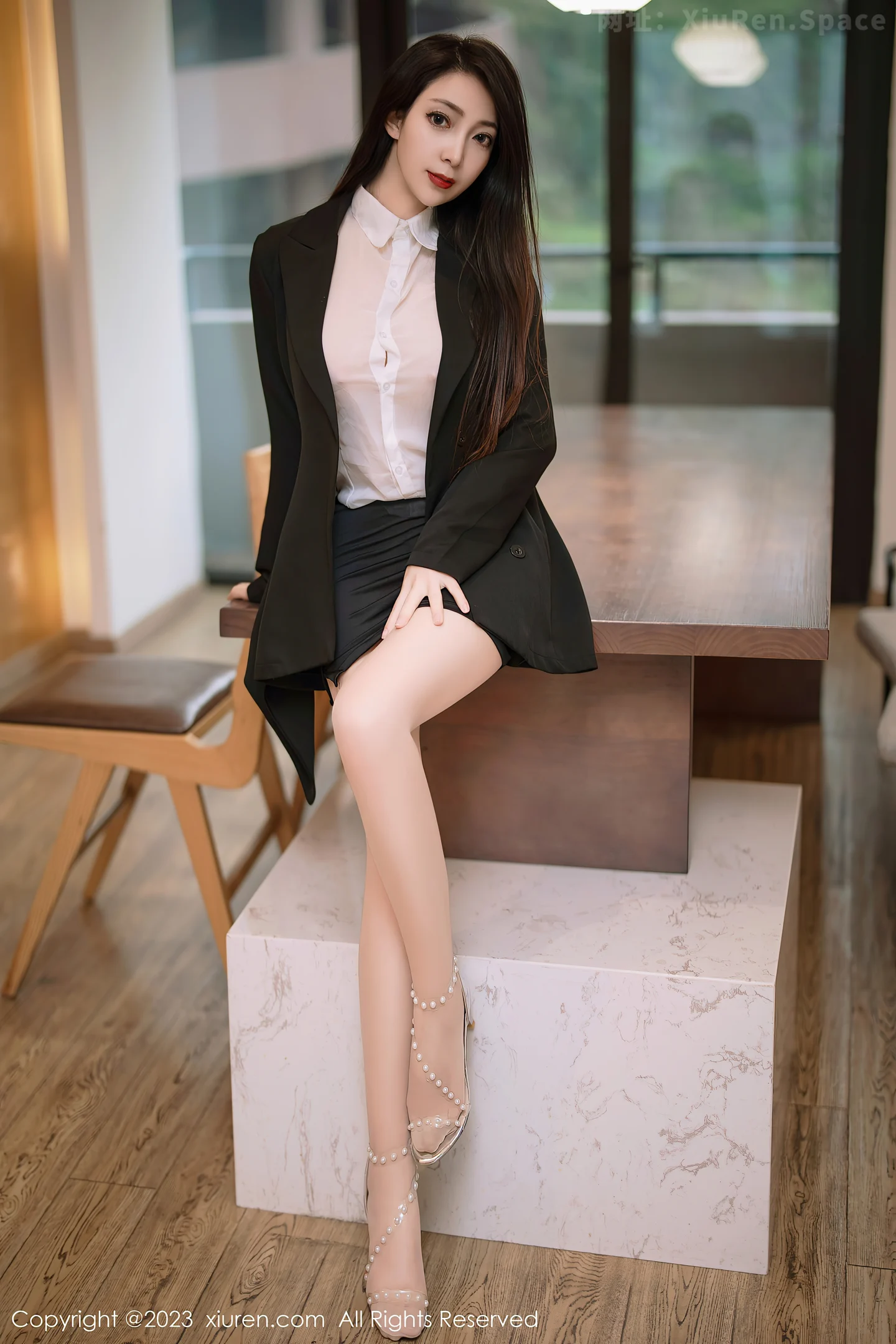 图片[2]-[XiuRen秀人网]2023.02.27 VOL.6331 唐安琪 白色情趣镂空连衣裙加白色丝袜美腿性感私房写真集-秀人网官方网站